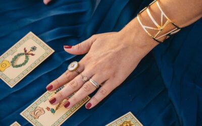 Difference Between a Psychic & a Clairvoyant